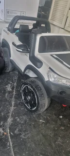 RIDE ON TOYOTA HILUX 12V R6500.00