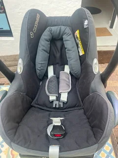Baby car seat (cosi) and Isofix base - Maxi Cosi