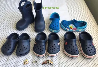 5 pairs of Crocs sizes 6,7,8,9,10+3jibbitz+T-shirt