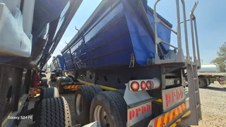 Hook and go Afrit side tipper trailer