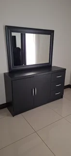 Dressing table (almost new)