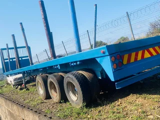 Henred Fruehauf flat deck