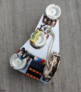 SSS / HSS / HSH Prewired Electronic Assembly for Stratocaster type guitars – Solderless