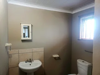 Garden cottage to let in Farrarmere Benoni