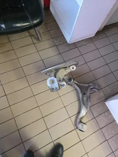 2022   M-BENZ W167 GLE FRONT CONTROL ARM AND BEARING CARRIER RIGHTSIDE FOR SALE