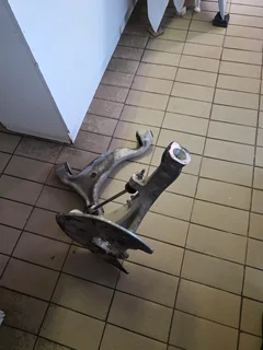 2022   M-BENZ W167 GLE FRONT CONTROL ARM AND BEARING CARRIER RIGHTSIDE FOR SALE