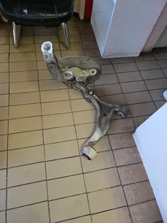 2022   M-BENZ W167 GLE FRONT CONTROL ARM AND BEARING CARRIER RIGHTSIDE FOR SALE