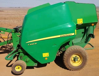 John Deere F440M Baler