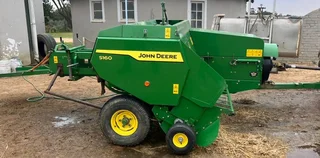 John Deere S160 Baler