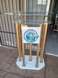 6-legs Gold And White Pulpits And Podiums