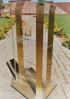 SHINY GOLDEN HIGH END PODIUMS