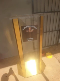 SHINY GOLDEN HIGH END PODIUMS