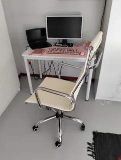 晴 White Office Chair — Sleek, Comfy, and Ready to Roll