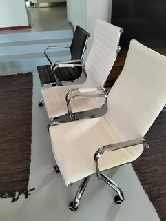 晴 White Office Chair — Sleek, Comfy, and Ready to Roll