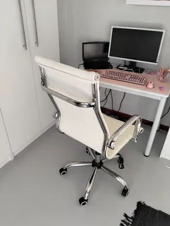 晴 White Office Chair — Sleek, Comfy, and Ready to Roll