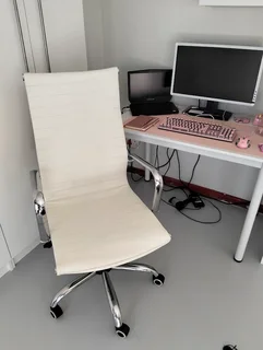 晴 White Office Chair — Sleek, Comfy, and Ready to Roll