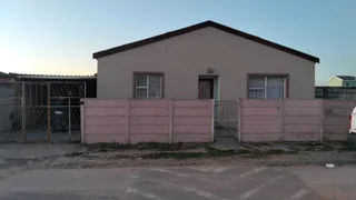 A Spacious 3 Bedroom House &#43; Granny Flat for SALE in Bonteheuwel.