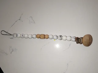 *****Brand new wooden beaded pacifier clip*****