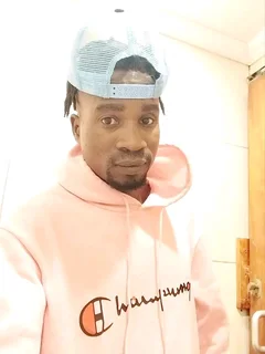 Experienced pizza chef and griller (Cdp) available and looking for a job欄