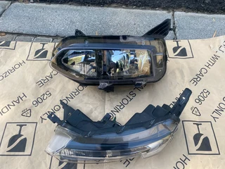 2022 RENAULT KIGER HEADLIGHTS LEFT SIDE FOR SALE. IN PRISTINE CONDITION