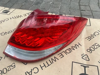2015 HYUNDAI VELOSTER LED TAIL LIGHT RIGHT SIDE FOR SALE. IN PRISTINE CONDITION