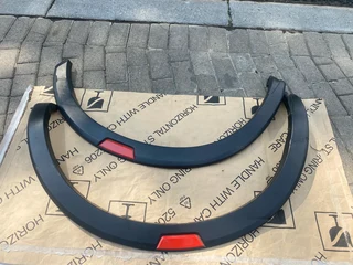 2024 NISSAN NAVARA FENDER FLARES RIGHT SIDE FOR SALE. IN EXCELLENT CONDITION