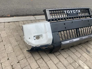 2025 TOYOTA LAND CRUISER PRADO VX-R FRONT BUMPER FOR SALE. IN EXCELLENT CONDITION