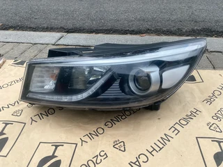 2016 Kia Grand Sedona Xenon Headlight Left Side For Sale. In Excellent Condition