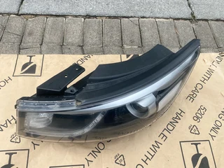 2016 KIA GRAND SEDONA XENON HEADLIGHT LEFT SIDE FOR SALE. IN EXCELLENT CONDITION