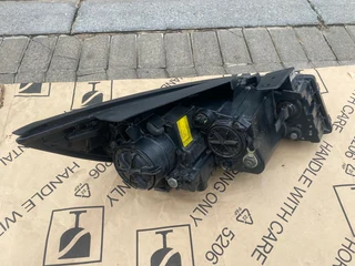 2016 KIA GRAND SEDONA XENON HEADLIGHT LEFT SIDE FOR SALE. IN EXCELLENT CONDITION