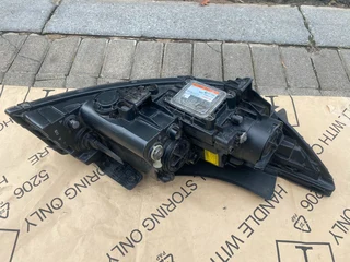 2016 KIA GRAND SEDONA XENON HEADLIGHT LEFT SIDE FOR SALE. IN EXCELLENT CONDITION