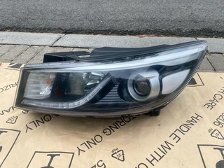 2016 KIA GRAND SEDONA XENON HEADLIGHT LEFT SIDE FOR SALE. IN EXCELLENT CONDITION