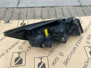 2016 KIA GRAND SEDONA XENON HEADLIGHT LEFT SIDE FOR SALE. IN EXCELLENT CONDITION