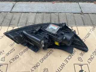 2016 KIA GRAND SEDONA XENON HEADLIGHT LEFT SIDE FOR SALE. IN EXCELLENT CONDITION