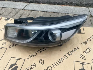 2016 KIA GRAND SEDONA XENON HEADLIGHT LEFT SIDE FOR SALE. IN EXCELLENT CONDITION