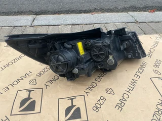 2016 KIA GRAND SEDONA XENON HEADLIGHT LEFT SIDE FOR SALE. IN EXCELLENT CONDITION