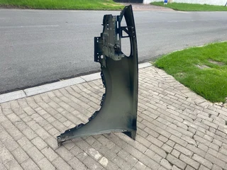 2016 PORSCHE CAYENNE RIGHT FRONT FENDER FOR SALE. IN PRISTINE CONDITION