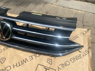 2023 VW TIGUAN R-LINE RADIATOR GRILLE FOR SALE, TAKES LED. IN EXCELLENT CONDITION