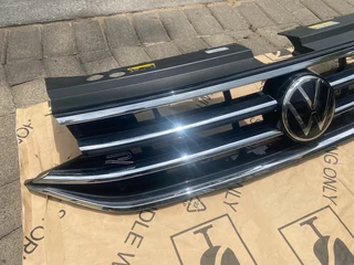 2023 VW TIGUAN R-LINE RADIATOR GRILLE FOR SALE, TAKES LED. IN EXCELLENT CONDITION