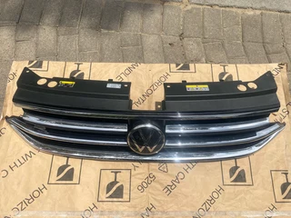 2023 VW TIGUAN R-LINE RADIATOR GRILLE FOR SALE, TAKES LED. IN EXCELLENT CONDITION
