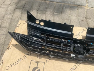 2023 VW TIGUAN R-LINE RADIATOR GRILLE FOR SALE, TAKES LED. IN EXCELLENT CONDITION