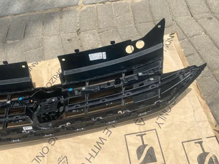 2023 VW TIGUAN R-LINE RADIATOR GRILLE FOR SALE, TAKES LED. IN EXCELLENT CONDITION