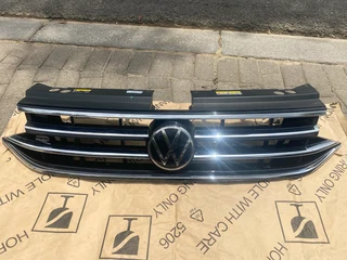 2023 VW TIGUAN R-LINE RADIATOR GRILLE FOR SALE, TAKES LED. IN EXCELLENT CONDITION