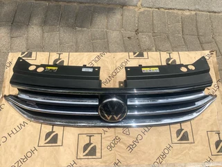 2023 VW TIGUAN R-LINE RADIATOR GRILLE FOR SALE, TAKES LED. IN EXCELLENT CONDITION