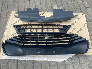 2017 FORD TRANSIT CUSTOM FRONT BUMPER GRILLES FOR SALE. IN PRISTINE CONDITION