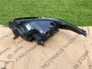 2017 RANGE ROVER SPORT L494 XENON HEADLIGHT RIGHT SIDE FOR SALE. IN EXCELLENT CONDITION