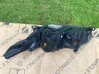 2017 RANGE ROVER SPORT L494 XENON HEADLIGHT RIGHT SIDE FOR SALE. IN EXCELLENT CONDITION