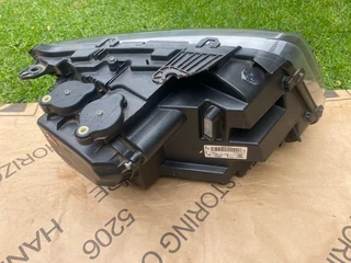 2021 VW AMAROK XENON HEADLIGHT LEFT SIDE FOR SALE. IN EXCELLENT CONDITION