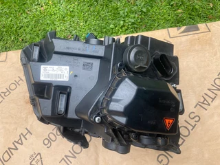 2021 VW AMAROK XENON HEADLIGHT LEFT SIDE FOR SALE. IN EXCELLENT CONDITION