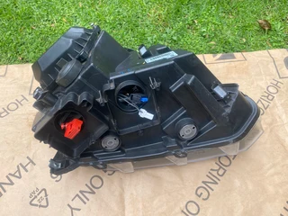 2021 VW AMAROK XENON HEADLIGHT LEFT SIDE FOR SALE. IN EXCELLENT CONDITION